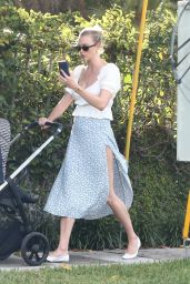 Karlie Kloss - Out For a Walk in Miami 05/11/2021