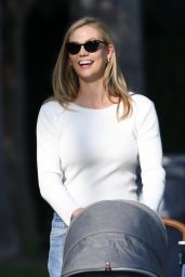 Karlie Kloss - Out in Miami 05/26/2021
