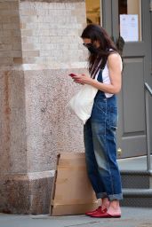 Katie Holmes Street Style - Shopping at Art Supply Stores in NYC 05/27/2021