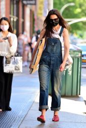 Katie Holmes Street Style - Shopping at Art Supply Stores in NYC 05/27/2021