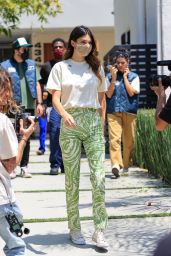 Kendall Jenner - Delivers 818 Tequila to Lucky Fans in LA 05/19/2021