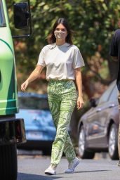 Kendall Jenner - Delivers 818 Tequila to Lucky Fans in LA 05/19/2021
