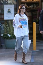 Kendall Jenner - Shopping at the Beverly Glen Center 05/29/2021