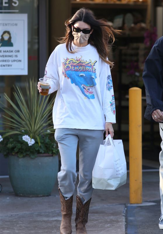 Kendall Jenner - Shopping at the Beverly Glen Center 05/29/2021