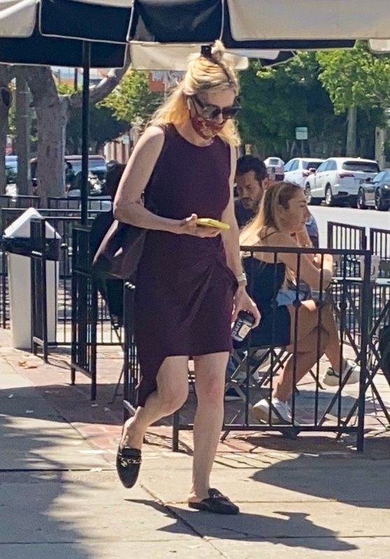 Kirsten Dunst Street Style - Melrose in West Hollywood 05/26/2021