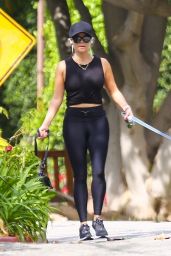 Reese Witherspoon in Tight Black Spandex Leggings - Brentwood 05/01/2021