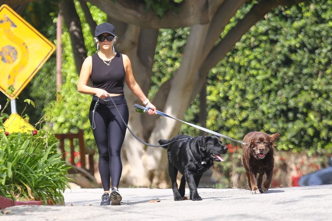 Reese Witherspoon in Tight Black Spandex Leggings - Brentwood 05