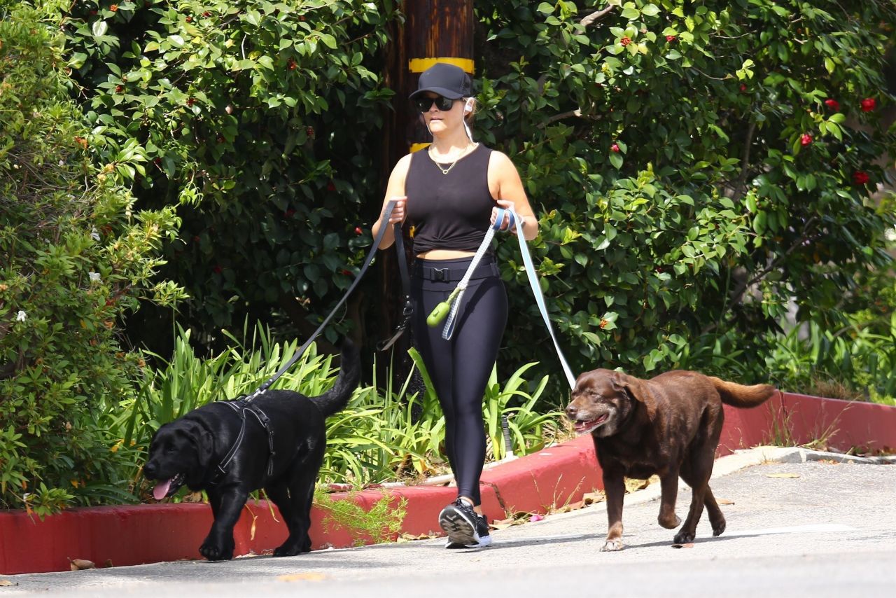 Reese Witherspoon in Tight Black Spandex Leggings - Brentwood 05