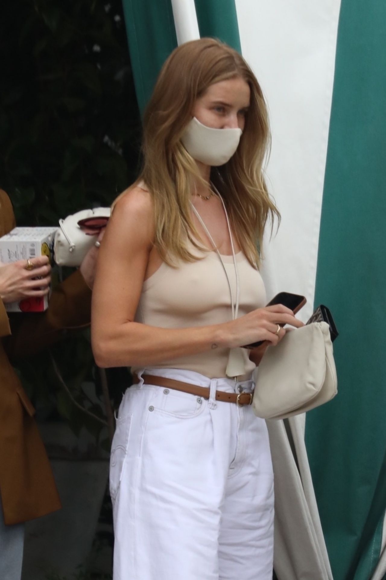 08/18/2023 Rosie Huntington-Whiteley - enjoys a leisurely lunch with a  friend at San Vicente Bungalow in West Hollywood, California, …