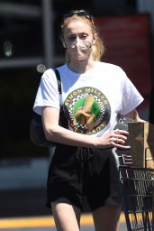 Sophie Turner - Shopping at Gelson