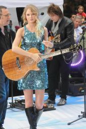 Taylor Swift - Performs on the NBC Today Show Live in NYC 05/29/2009