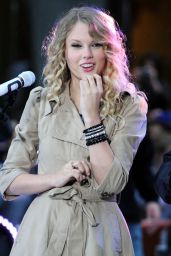 Taylor Swift - Performs on the NBC Today Show Live in NYC 05/29/2009