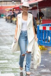 Vogue Williams Street Style - London 05/24/2021