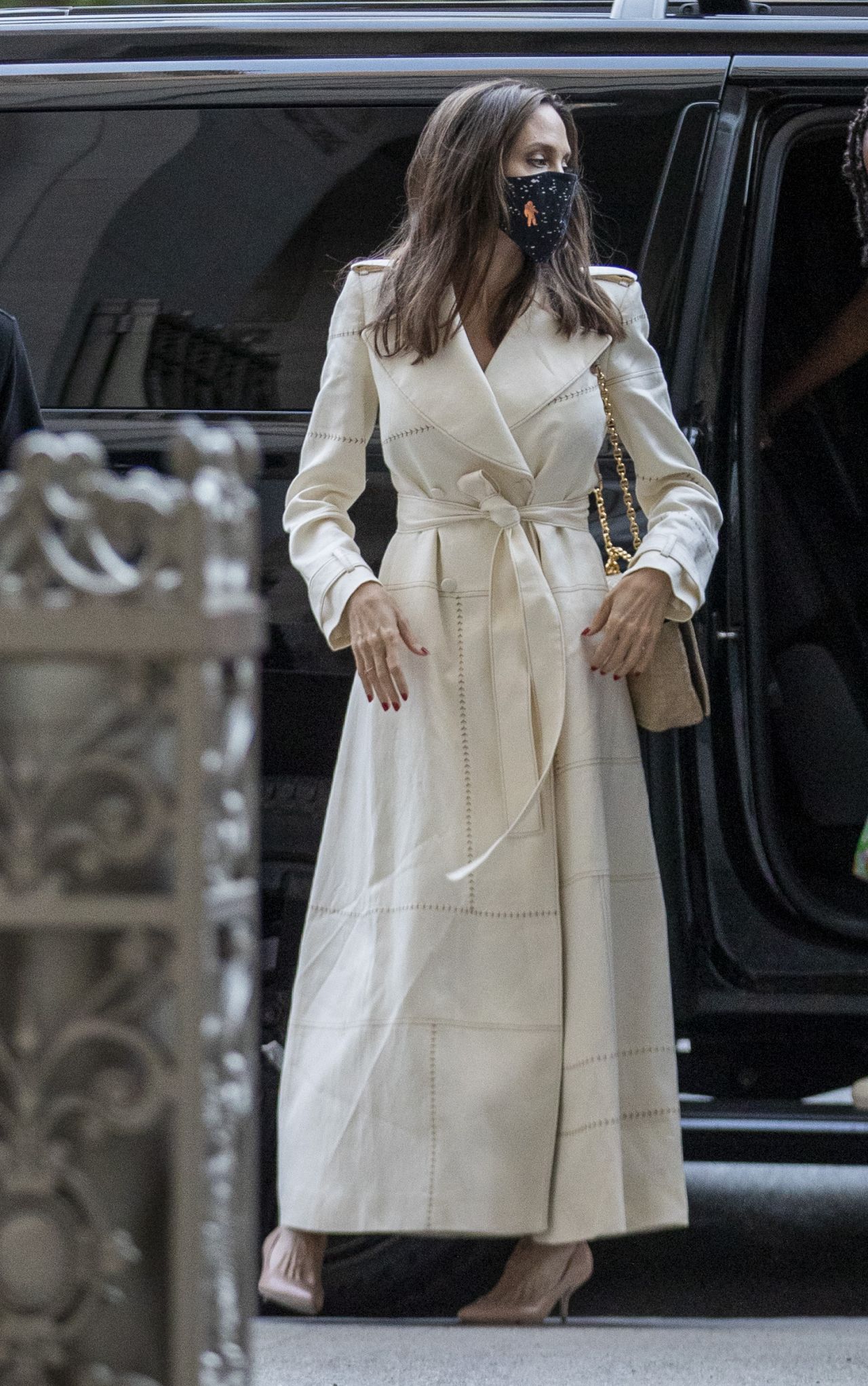 https://celebmafia.com/wp-content/uploads/2021/06/angelina-jolie-in-a-white-coat-new-york-06-22-2021-4.jpg