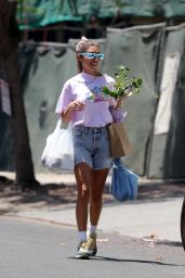 Chantel Jeffries - Shopping at the Farmers Market on Melrose Place in West Hollywood 06/27/2021