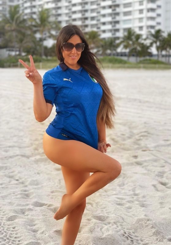 Claudia Romani - Supports the Azzurri in Miami Beach 06/15/2021