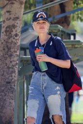 Gwen Stefani - Out in Santa Monica 06/12/2021
