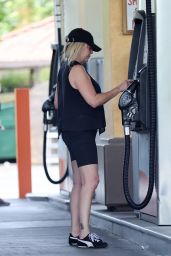 Heather Locklear - Getting Gas in LA 06/17/2021