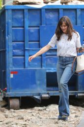 Jennifer Garner Wears Jeans With a Floral Top - Brentwood 06/17/2021
