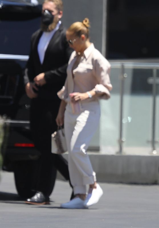 Jennifer Lopez - Arrives at the KTLA 5 Studios in LA 06/24/2021