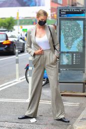 Karlie Kloss in a Fitted Blazer and Matching Trousers - New York 06/02/2021
