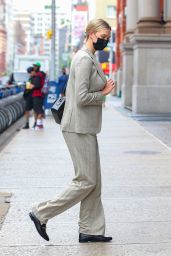 Karlie Kloss in a Fitted Blazer and Matching Trousers - New York 06/02/2021