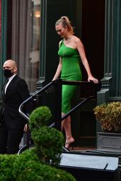 Karlie Kloss in Green - Out in Brooklyn 06/10/2021