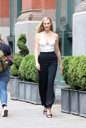 Karlie Kloss Looks Fashionable - NYC 06/03/2021