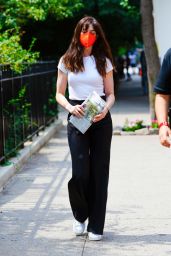 Anne Hathaway in Casual Outfit - New York City 07/26/2021