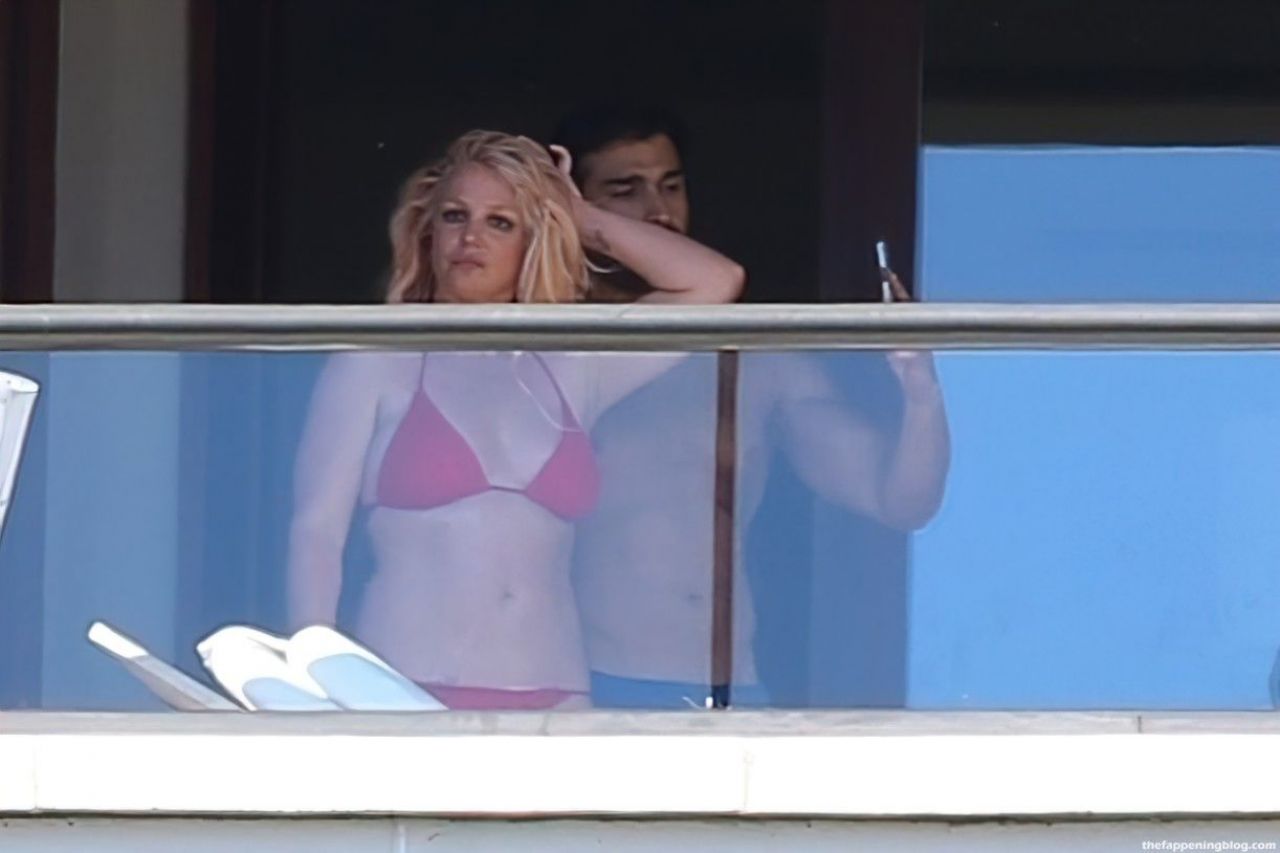 https://celebmafia.com/wp-content/uploads/2021/07/britney-spears-with-boyfriend-sam-asghari-hawaii-06-30-2021-4.jpg