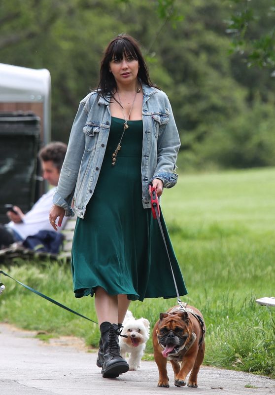Daisy Lowe - Out in Primrose Hill Park 07/01/2021