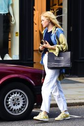 Ellie Bamber - Shopping in London 07/06/2021