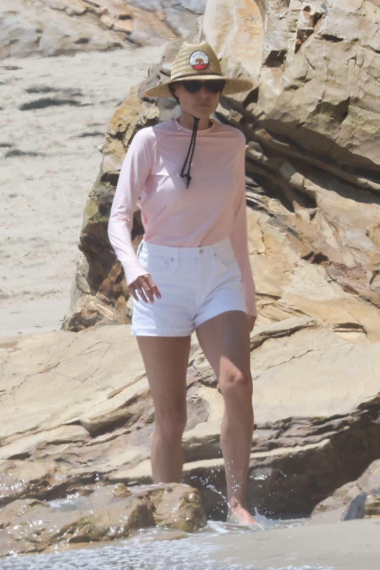 Minnie Driver - Beach in Malibu 07/16/2021 • CelebMafia