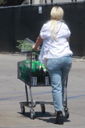Tori Spelling - Grocery Shopping at Bristol Farms in Woodland Hills 07/23/2021