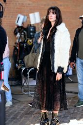 Anne Hathaway - "WeCrashed" Filming Set in Dumbo, Brooklyn 08/02/2021
