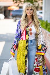 Heidi Klum Street Style - Los Angeles 08/25/2021