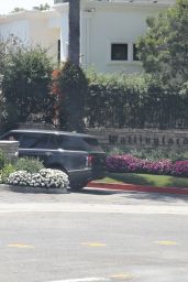 Jennifer Lopez - Checking Out Bob Hope