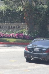 Jennifer Lopez - Checking Out Bob Hope