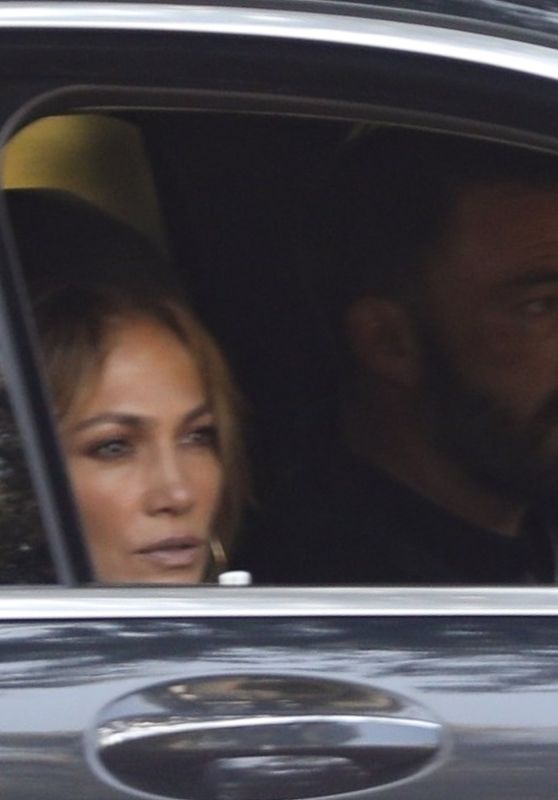 Jennifer Lopez - Checking Out Bob Hope