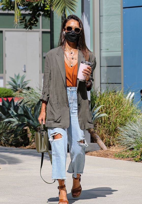 Jessica Alba in a Ripped Jeans - Santa Monica 08/10/2021