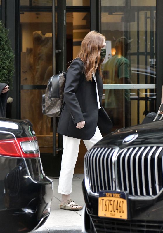 Julianne Moore - Leaves a Hotel in NY 08/25/2021