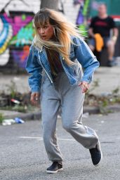 Kaley Cuoco - "Meet Cute" Filming Set in Brooklyn 08/11/2021 (more photos)