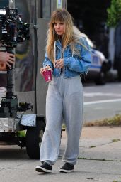 Kaley Cuoco - "Meet Cute" Filming Set in Brooklyn 08/11/2021 (more photos)