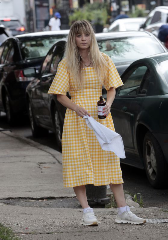 Kaley Cuoco - "Meet Cute" Set in Brooklyn 08/15/2021