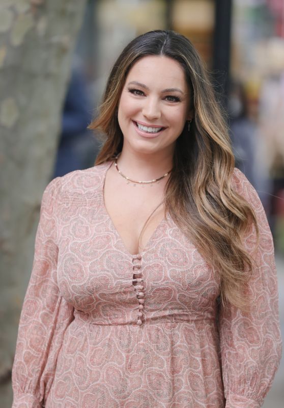 Kelly Brook - Out in London 08/12/2021
