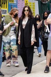 Rachel Weisz - "Dead Ringers" Filming Set in NYC 08/03/2021