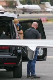 Reese Witherspoon at Van Nuys Airport 08/22/2021