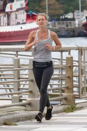 Claire Danes - Early Morning Jog in NYC 09/23/2021