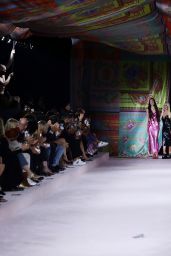 Dua Lipa - Versace Fashion Show at Milan Fashion Week 09/25/2021