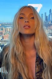 Elsa Hosk 09/18/2021